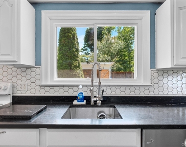 68 Mulford Avenue - Photo Thumbnail 11