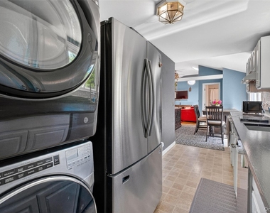 68 Mulford Avenue - Photo Thumbnail 12