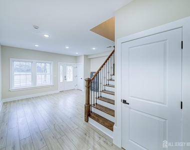 8 Travers Avenue - Photo Thumbnail 7