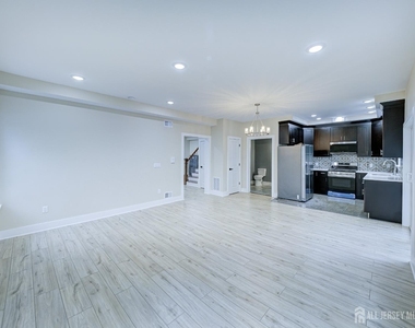 8 Travers Avenue - Photo Thumbnail 3