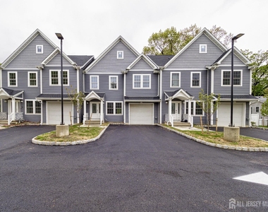 8 Travers Avenue - Photo Thumbnail 1