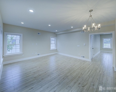 8 Travers Avenue - Photo Thumbnail 2