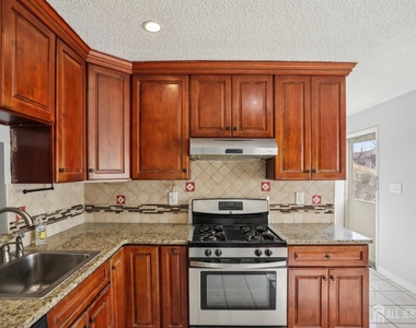 204 Hampshire Court - Photo Thumbnail 9