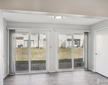 204 Hampshire Court - Photo Thumbnail 3
