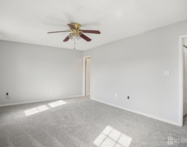 204 Hampshire Court - Photo Thumbnail 16