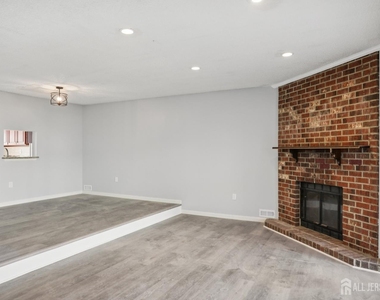 204 Hampshire Court - Photo Thumbnail 5