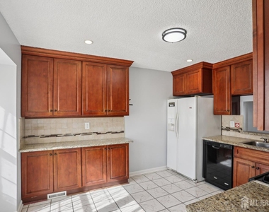 204 Hampshire Court - Photo Thumbnail 7