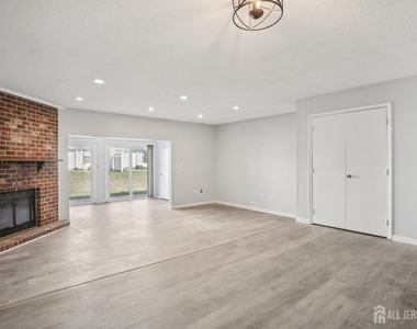 204 Hampshire Court - Photo Thumbnail 6