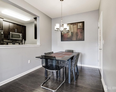 643 Strassle Way - Photo Thumbnail 7