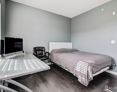 643 Strassle Way - Photo Thumbnail 15