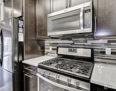 643 Strassle Way - Photo Thumbnail 9