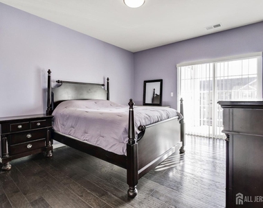 643 Strassle Way - Photo Thumbnail 11