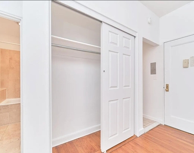 402 W 45th Street - Photo Thumbnail 6