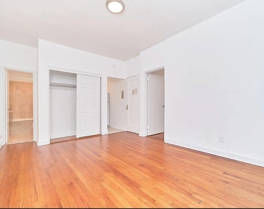 402 W 45th Street - Photo Thumbnail 3