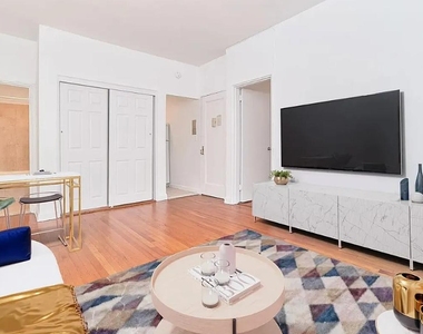 402 W 45th Street - Photo Thumbnail 2