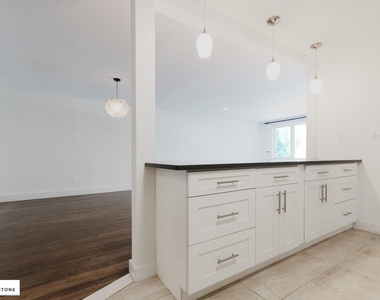 576 Henry Street - Photo Thumbnail 4