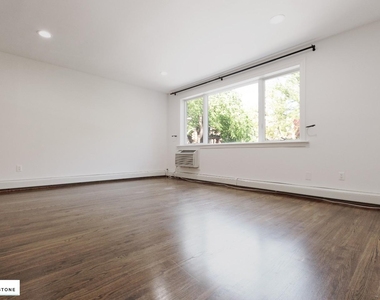 576 Henry Street - Photo Thumbnail 3