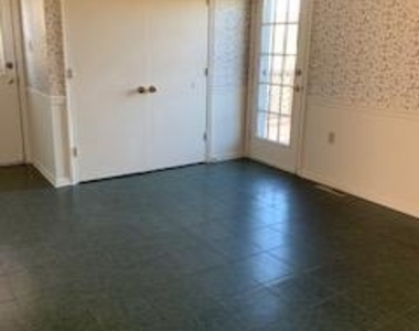 236 Somerset Drive - Photo Thumbnail 3