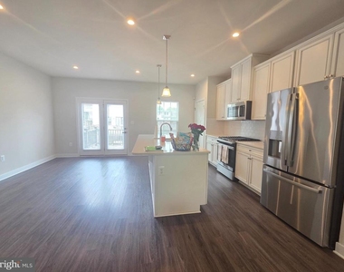 1001 Rampart Drive - Photo Thumbnail 5