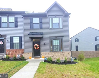 1001 Rampart Drive - Photo Thumbnail 1