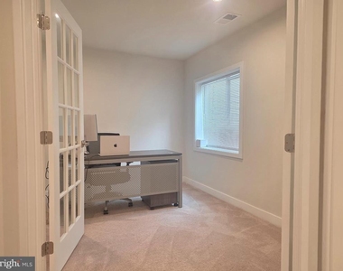 1001 Rampart Drive - Photo Thumbnail 3