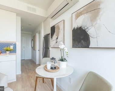 1131 N Front Street - Photo Thumbnail 4