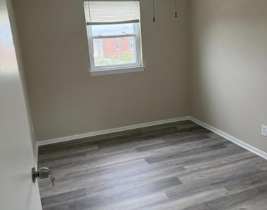 9813 Wistaria Street - Photo Thumbnail 3