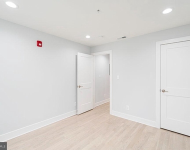 2808 W Oxford Street - Photo Thumbnail 7