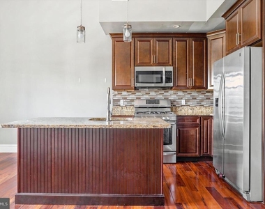 738 S 11th Street - Photo Thumbnail 2