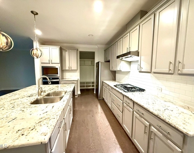 1037 Lakebrink Drive - Photo Thumbnail 10