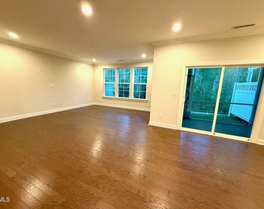 1037 Lakebrink Drive - Photo Thumbnail 7