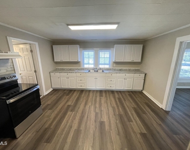 322 E Perry Avenue - Photo Thumbnail 6
