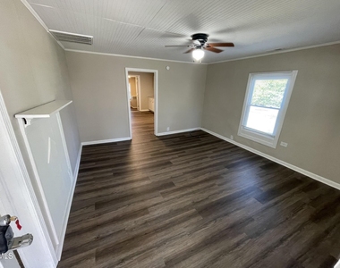 322 E Perry Avenue - Photo Thumbnail 3