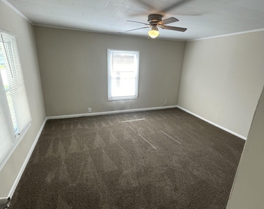 322 E Perry Avenue - Photo Thumbnail 9