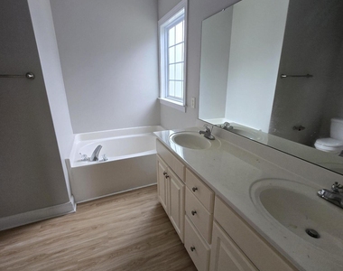 18 Castlewood Drive - Photo Thumbnail 9