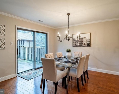 313 Albans Court - Photo Thumbnail 7