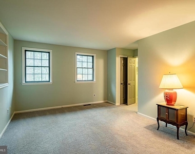 313 Albans Court - Photo Thumbnail 10