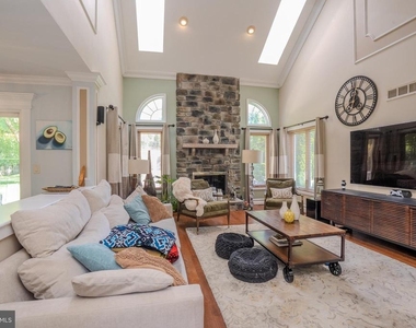 61 Amherst Way - Photo Thumbnail 14