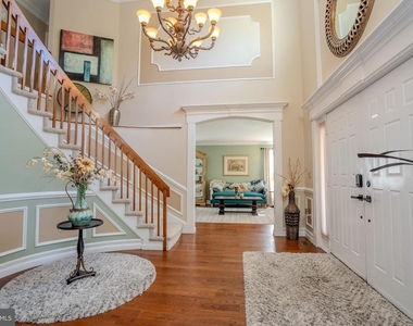 61 Amherst Way - Photo Thumbnail 7