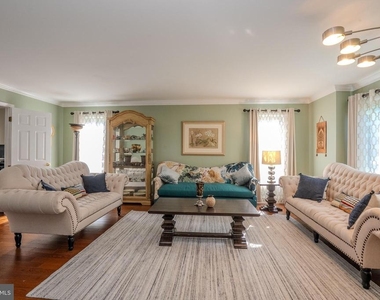 61 Amherst Way - Photo Thumbnail 10