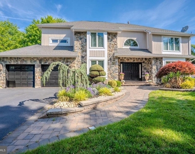 61 Amherst Way - Photo Thumbnail 4