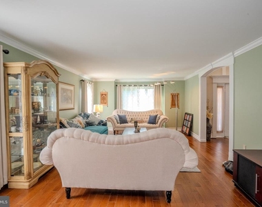 61 Amherst Way - Photo Thumbnail 11