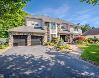 61 Amherst Way - Photo Thumbnail 3