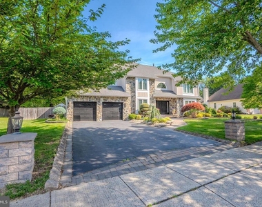 61 Amherst Way - Photo Thumbnail 2