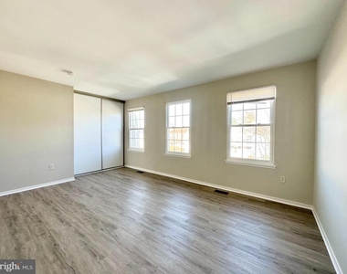 402 Carousel Court - Photo Thumbnail 18