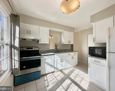 402 Carousel Court - Photo Thumbnail 8