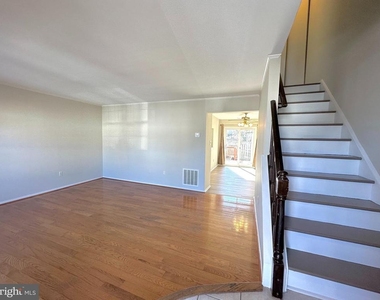402 Carousel Court - Photo Thumbnail 2
