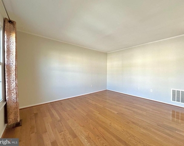 402 Carousel Court - Photo Thumbnail 3