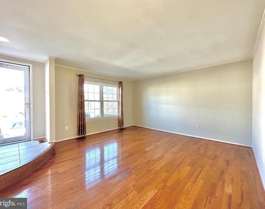 402 Carousel Court - Photo Thumbnail 7