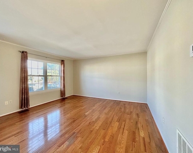 402 Carousel Court - Photo Thumbnail 4